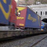 Deux élus uranais craignent le retour des camions sur la route avec la fin du transport sur le rail fin 2025 (archives). KEYSTONE/SBB/ALAIN D. BOILLAT